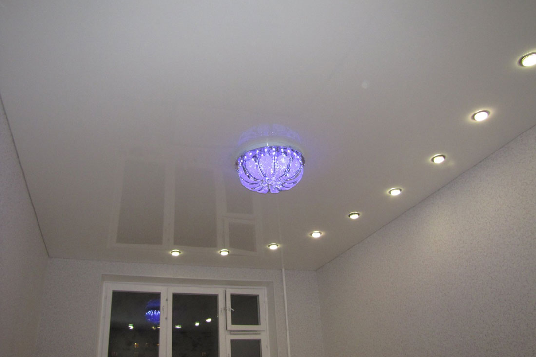 Одноуровневые потолки натяжные потолки с точечными светильниками